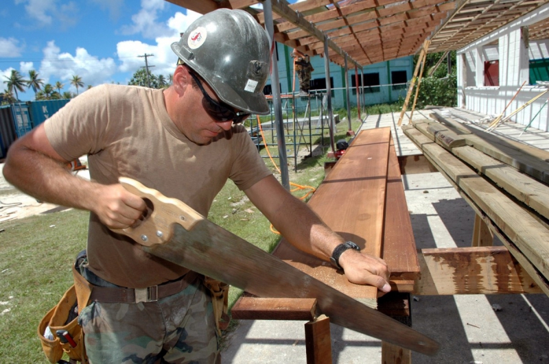 menuisier-LA GAUDE-min_worker_construction_building_carpenter_male_job_build_helmet-893290